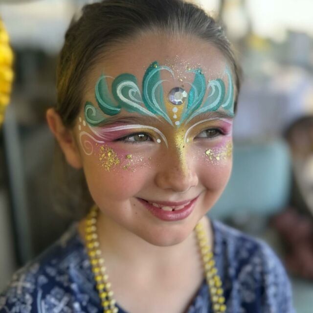 Two lovely young ladies I got to paint at a gig a few weeks ago. They wanted to be twinsies. :) #twinsies #mauifacepainter #facepainting #mauievents #mauibirthdayparty