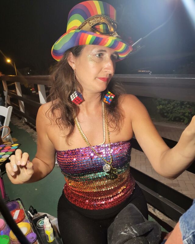 I got to paint faces at a really fun Mardi Gras event last night at Mulligan’s. Tempa and the Tantrums played, and they were so awesome. #mauievents #mauifacepainter #facepainting #adultslikefacepainttoo @mulliganspubmaui @tempaandnaor