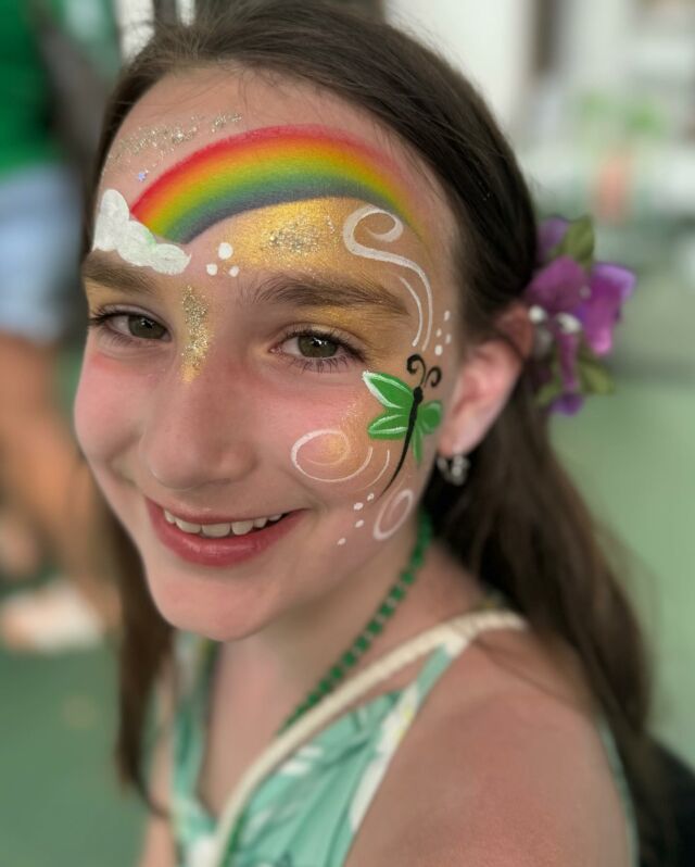 Thank you @mulliganspubmaui for having me face-paint once again for your amazing St Paddy’s Day event. It was so much fun and I got to meet so many awesome people, including this very cool bird @puffythecockatoo. #mulligansontheblue #mauistpaddysday #mauievents #stpaddysdayfacepaint #mauifacepainter