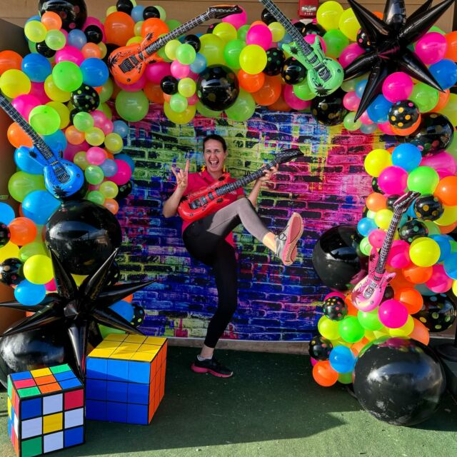 Who doesn’t love a good 80s party? Especially when there’s this amazing balloon photo backdrop by Cirque Jolie to enjoy! Mahalo to Mana’o Radio for having me help make another one of your awesome parties a success. #80sparty #manaoradio #80sballoondecor #airguitar #legkick #mauieventdecor #eventdecor #balloondecor #balloonphotobackdrops @manaoradio