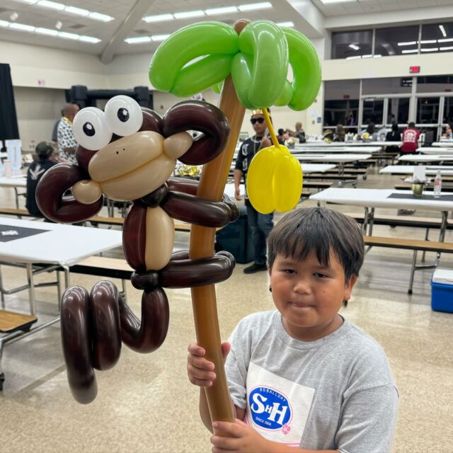 It was fun to have a little more time than I normally do at a big first birthday party to make everyone a balloon. I love getting to do slightly more elaborate designs and seeing the joy it brings the kids and adults too! #balloontwister #mauiballoontwister #mauifirstbirthdayparty #mauievententertainment