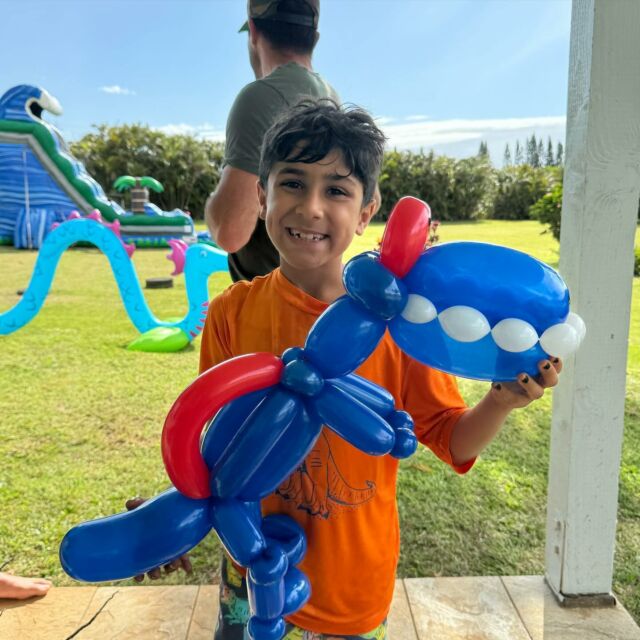 This is a Spinosaurus NOT a T-Rex! He explained it to me very well. “It’s like a t-rex, but with a bigger snout and spines on its back.” But it did take two attempts, and a quick google search as a reference, to get it to his liking. #spinosaurusballoonanimal #spinosaurus #dinosaurballoonanimal #balloontwister #balloonartist #mauiballoontwister #whatsyourfavoritedinosaur