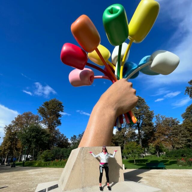 My husband and I are currently visiting Paris for the very first time. We stumbled on this Jeff Koons balloon sculpture as we were bicycling to the Eiffel Tower one day. #jeffkoons #f#jeffkoonsparis #balloonsculpture #balloonart #parismodernart #kismet