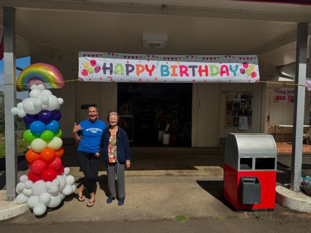 I just got to deliver some balloon columns to Mrs Ching who runs the gas station in Keokea to celebrate her 90th Birthday. Thank you Kerrie for doing this! #ballooncolumns #keokeatexaco #mauiballoondelivery #mauiballoondecor #feelgoodgigs