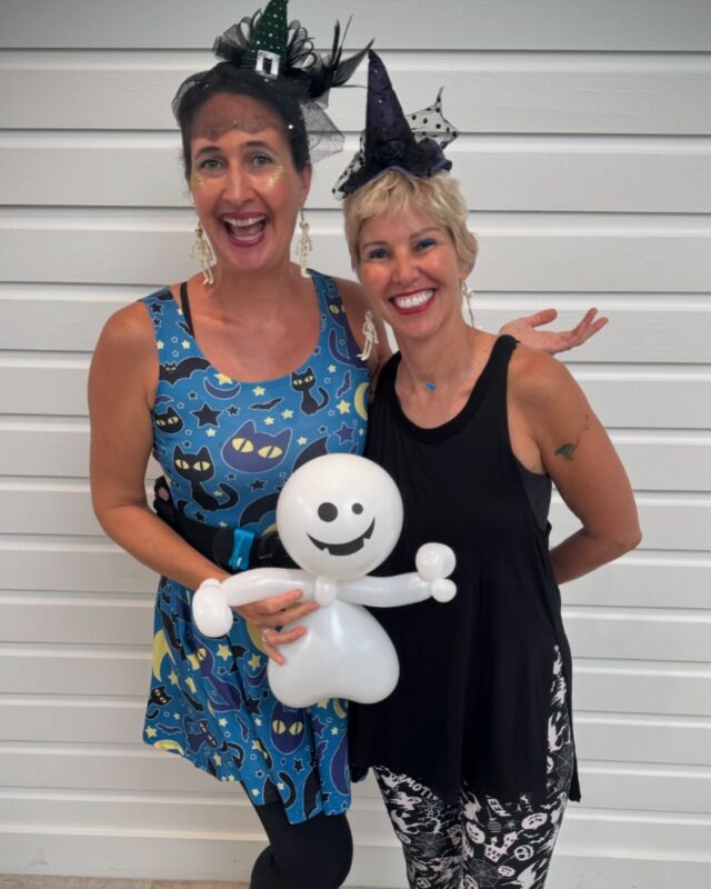 Such a pleasure to work alongside this lovely lady. It is also fun to be able to point to her when people ask me the question, how did you learn to do this? She was my original balloon teacher 25 years ago!!!! #clownmom #balloontwisting #lifeiswild #lifeisanamazingjourney #grateful #mauiballoontwister #fullcircle