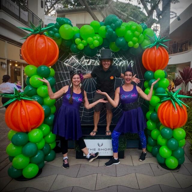 We were back for another fun year of balloons and magic @theshopsatwailea this past Sunday. They always make it such a fun (and free!) event for the community, and we were honored to be asked to help make it extra special and magical once again. #keikievents #mauievents #mauientertainment #mauievententertainment #mauieventdecor #balloondecor #halloweenballoondecor